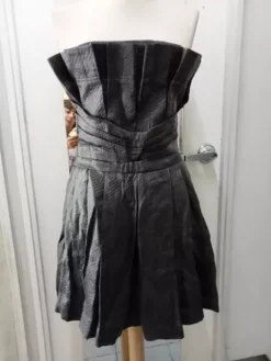 Vestido Marca Bcbg Corto Strapless Color Gris. Talla Chica