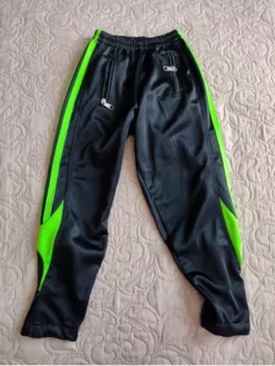 Pantalón Deportivo Para Niño. Negro Y Verde. Talla 4