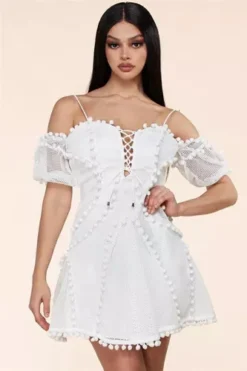 Vestido Blanco Con Detalles De Pompones Marca Latiste